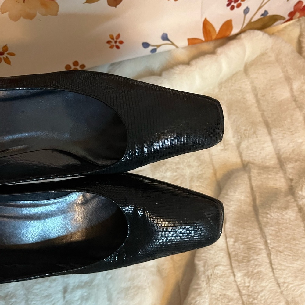 Stuart Weitzman 8.5B Black Faux Snakeskin Texture Block Heel Square Toe Pumps - Picture 2 of 12